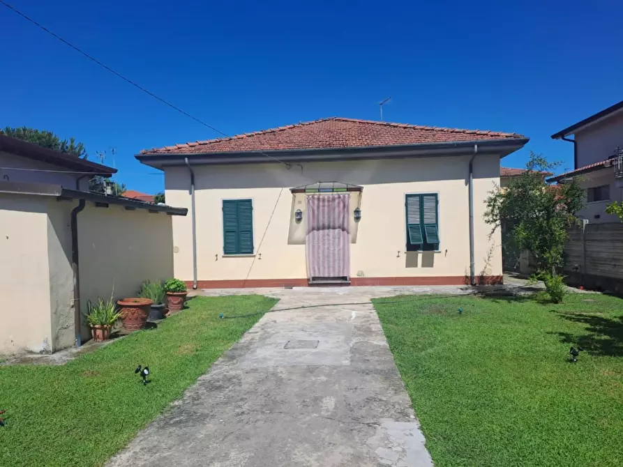 Immagine 2 di Casa indipendente in vendita  a Massa