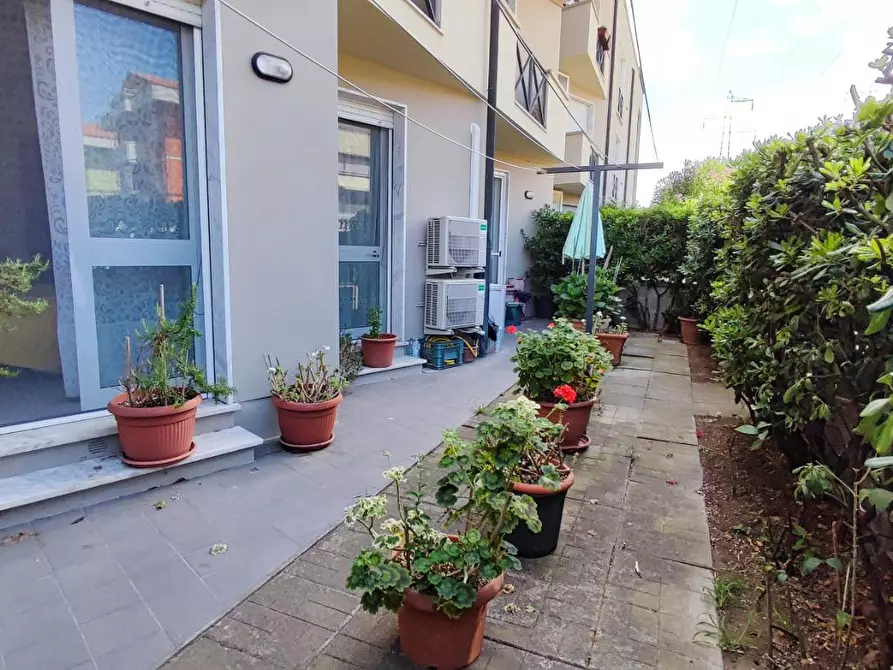 Immagine 1 di Appartamento in vendita  a Viareggio