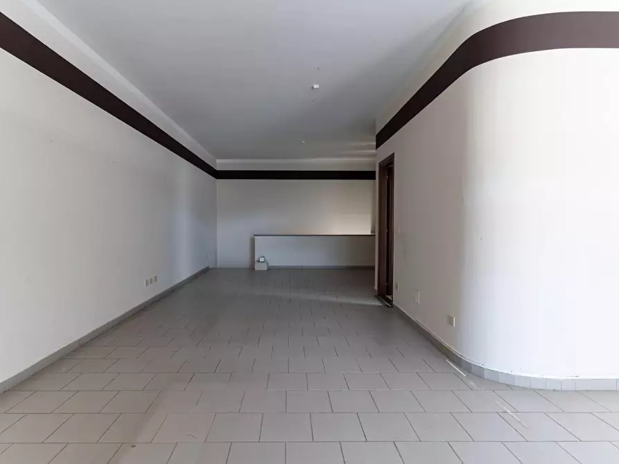 Immagine 10 di Negozio in affitto  a Empoli