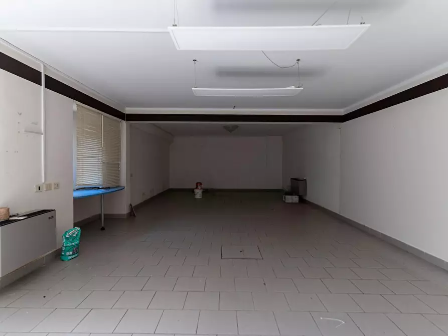 Immagine 12 di Negozio in affitto  a Empoli