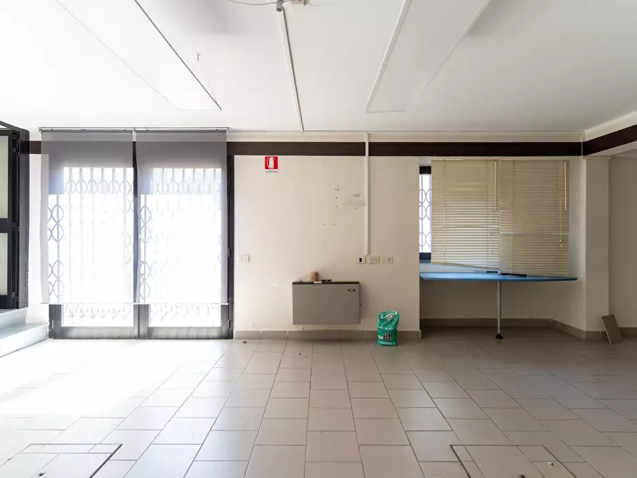 Immagine 13 di Negozio in affitto  a Empoli