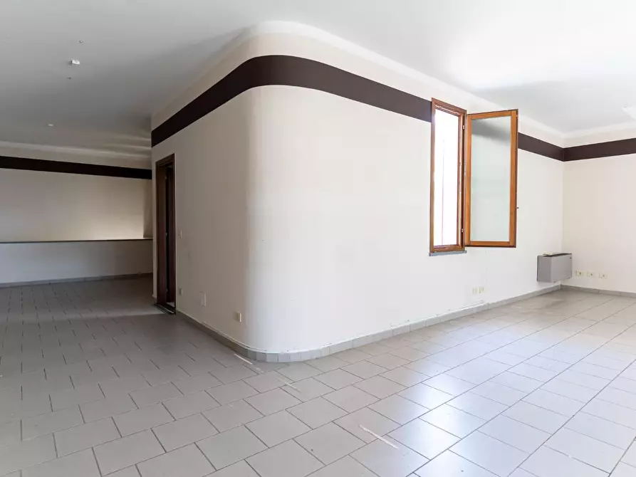 Immagine 11 di Negozio in affitto  a Empoli