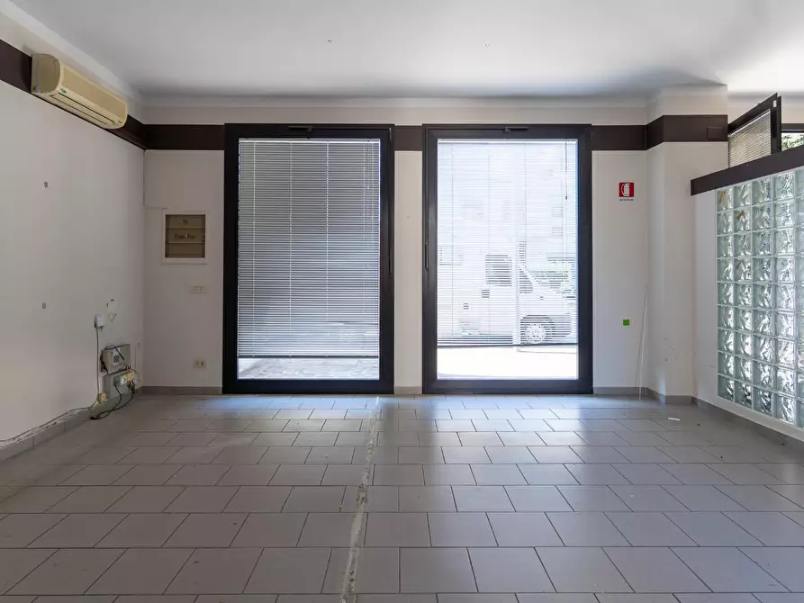 Immagine 2 di Negozio in affitto  a Empoli