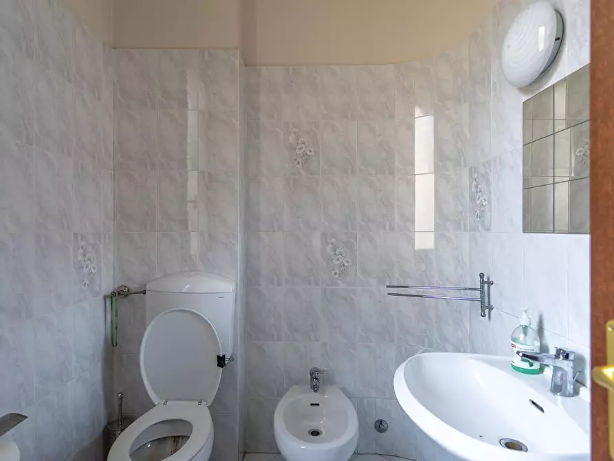 Immagine 7 di Negozio in affitto  a Empoli