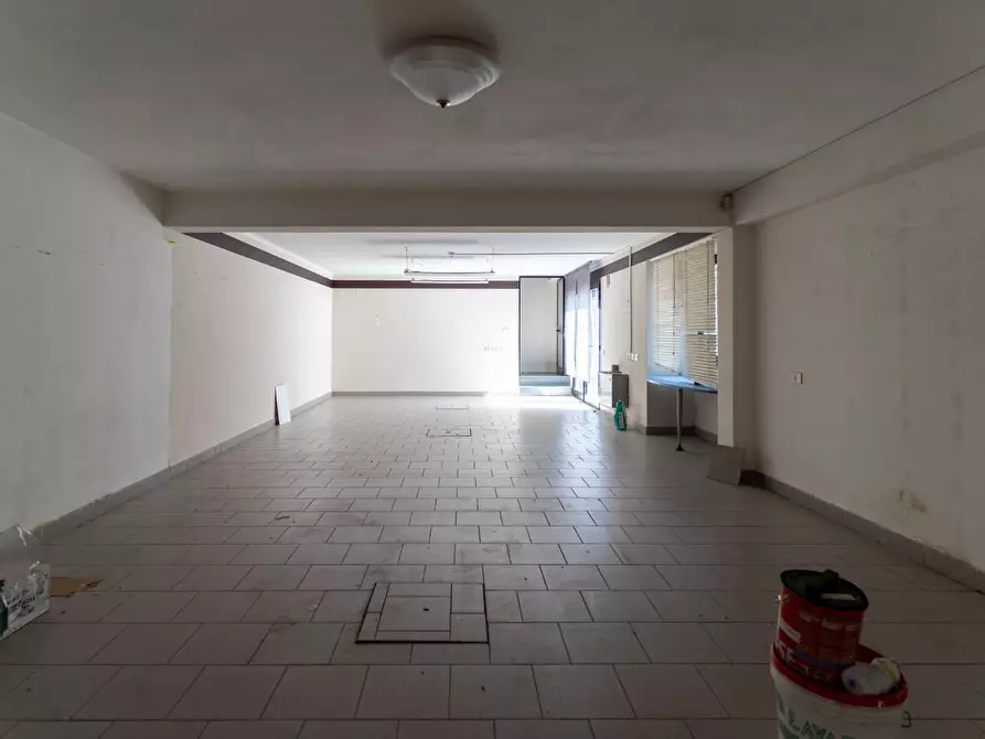 Immagine 14 di Negozio in affitto  a Empoli