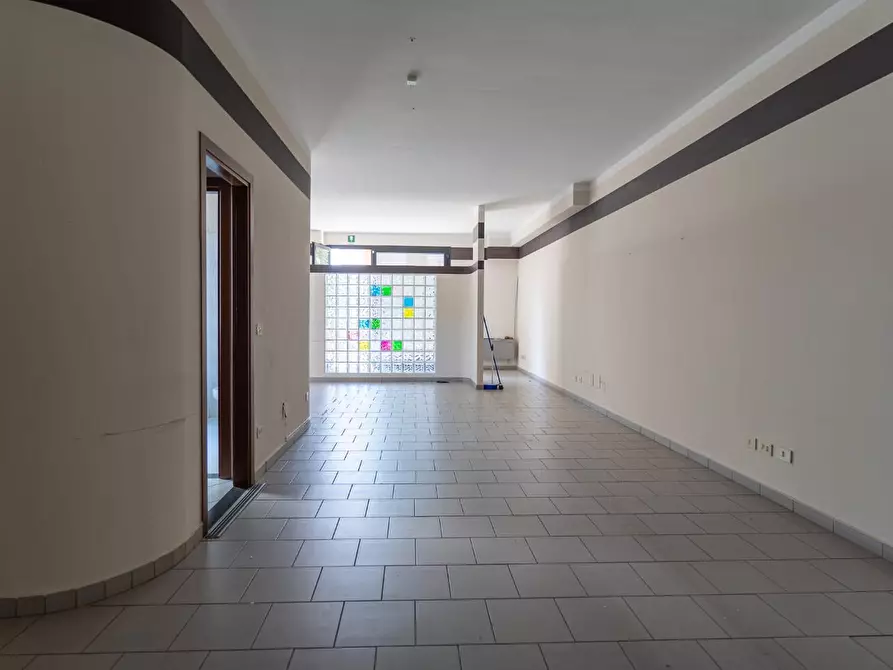 Immagine 9 di Negozio in affitto  a Empoli