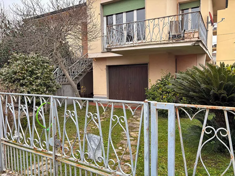 Immagine 1 di Villa in vendita  a Lucca