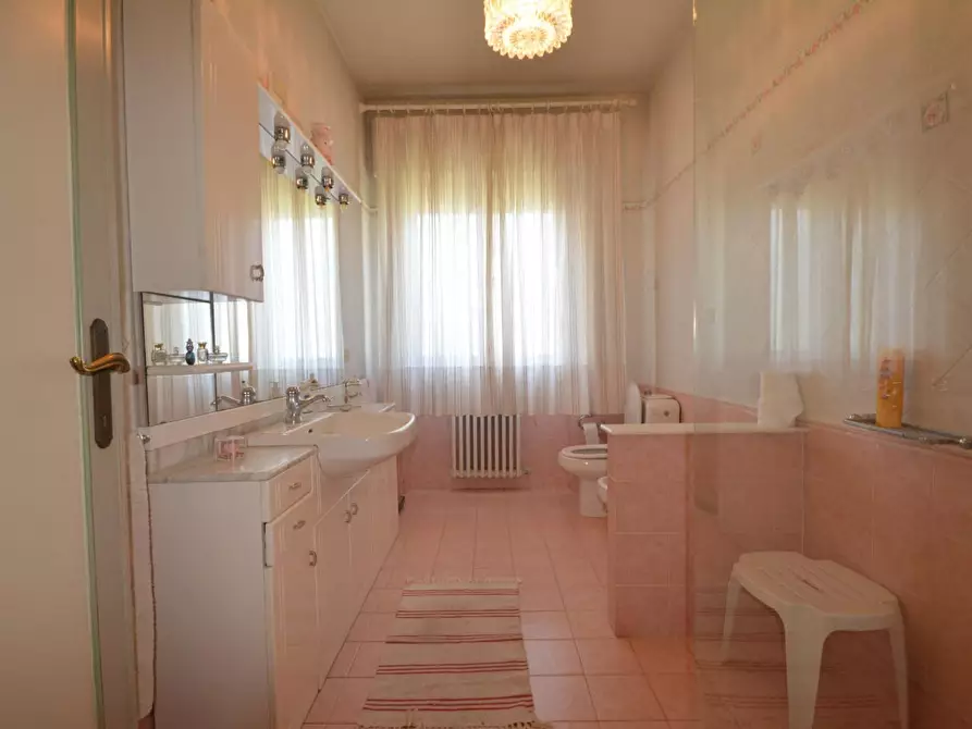 Immagine 11 di Villa in vendita  a Lucca