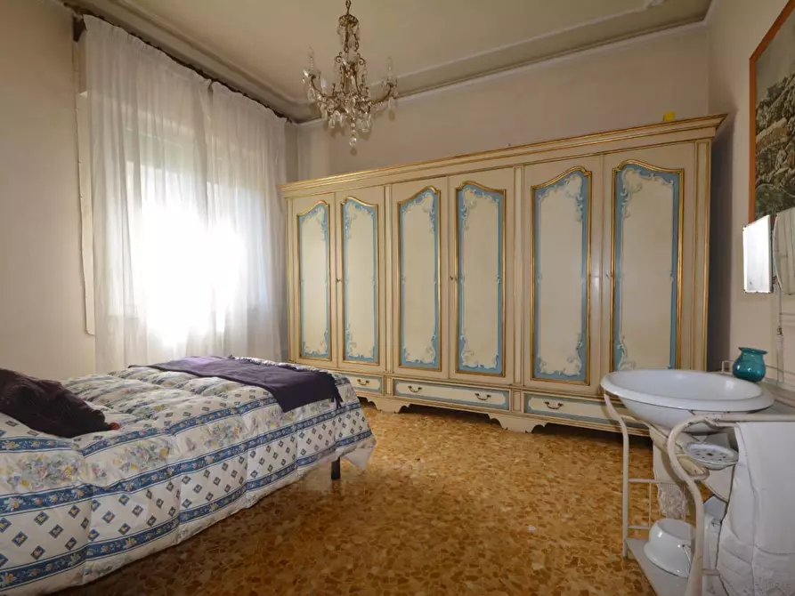 Immagine 13 di Villa in vendita  a Lucca