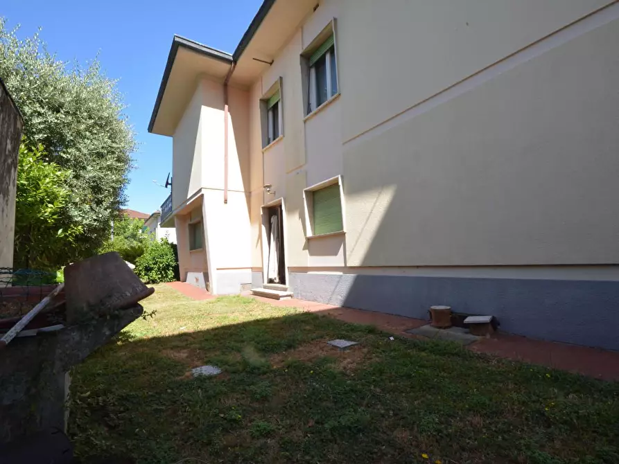 Immagine 29 di Villa in vendita  a Lucca