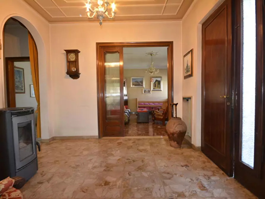 Immagine 5 di Villa in vendita  a Lucca