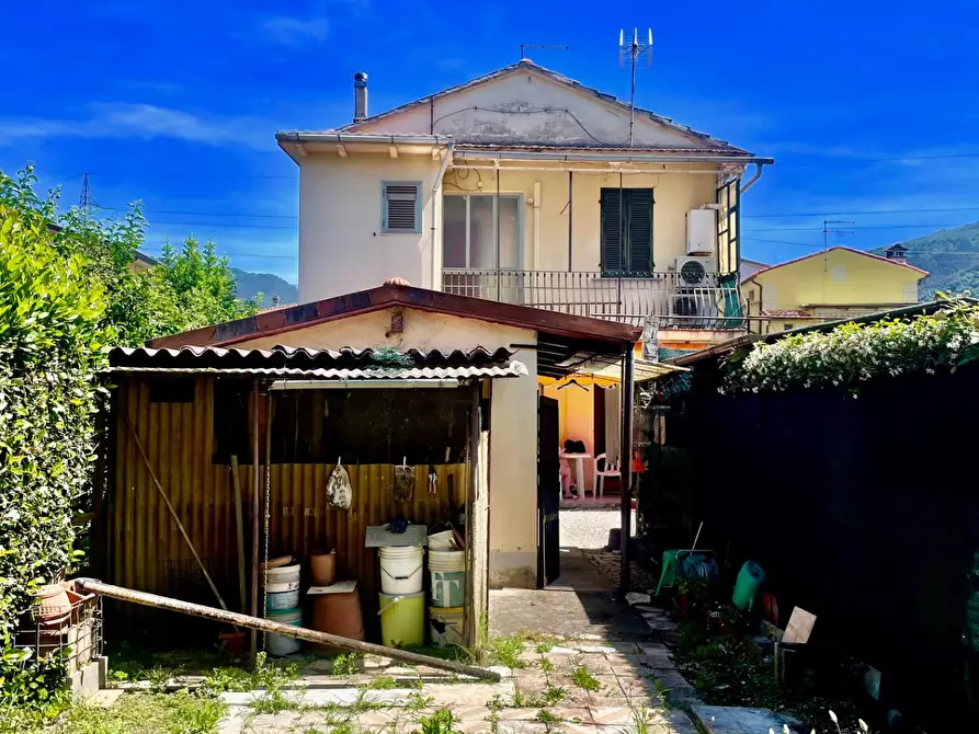 casa indipendente in vendita a Massa in zona Quercioli