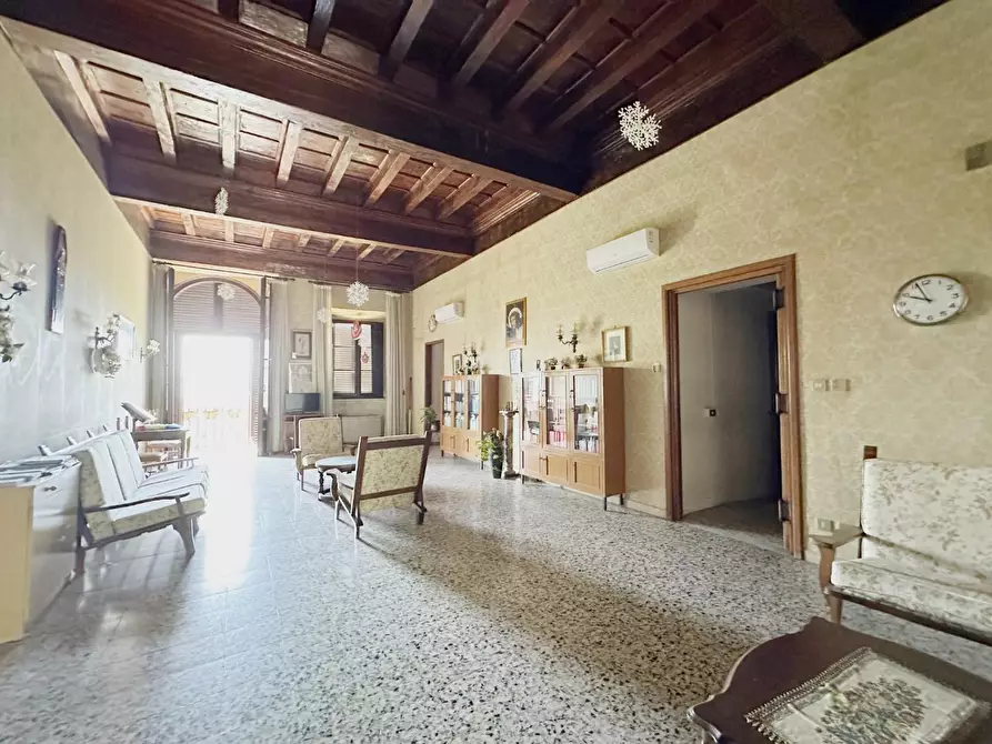 Immagine 2 di Villa in vendita  a Capannori