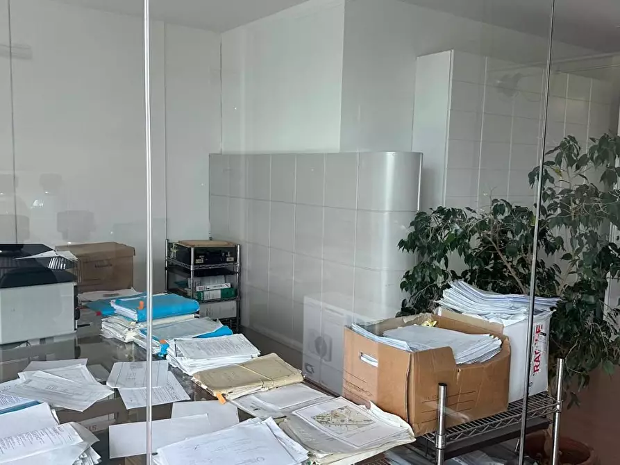 Immagine 3 di Ufficio in affitto  a Capraia E Limite