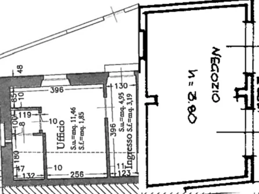 Immagine 2 di Attività commerciale in vendita  a Lucca