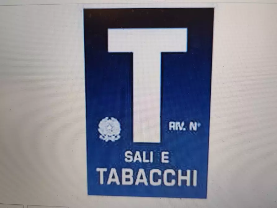 Immagine 1 di Attività commerciale in vendita  a Lucca