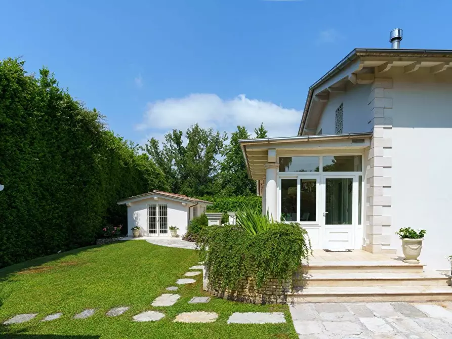 Immagine 19 di Villa in vendita  a Pietrasanta