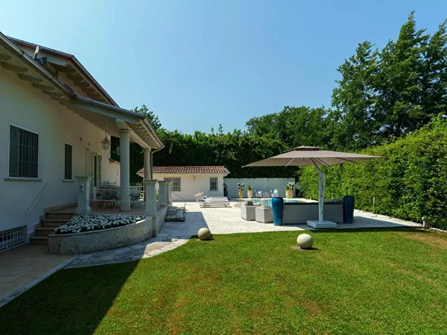 Immagine 12 di Villa in vendita  a Pietrasanta