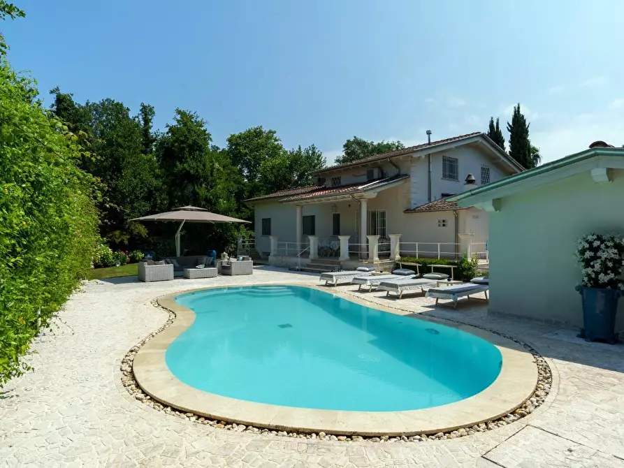 Immagine 4 di Villa in vendita  a Pietrasanta