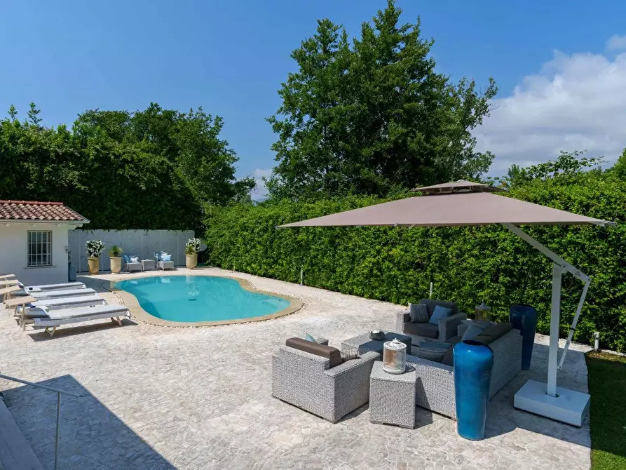 Immagine 10 di Villa in vendita  a Pietrasanta
