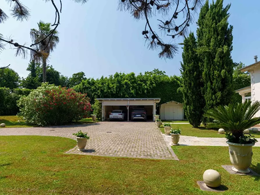 Immagine 18 di Villa in vendita  a Pietrasanta