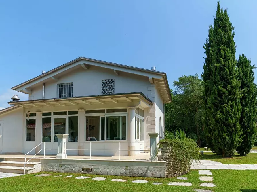 Immagine 7 di Villa in vendita  a Pietrasanta