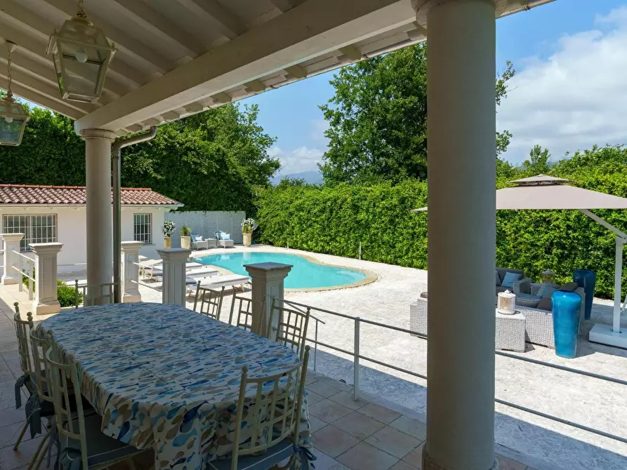 Immagine 11 di Villa in vendita  a Pietrasanta