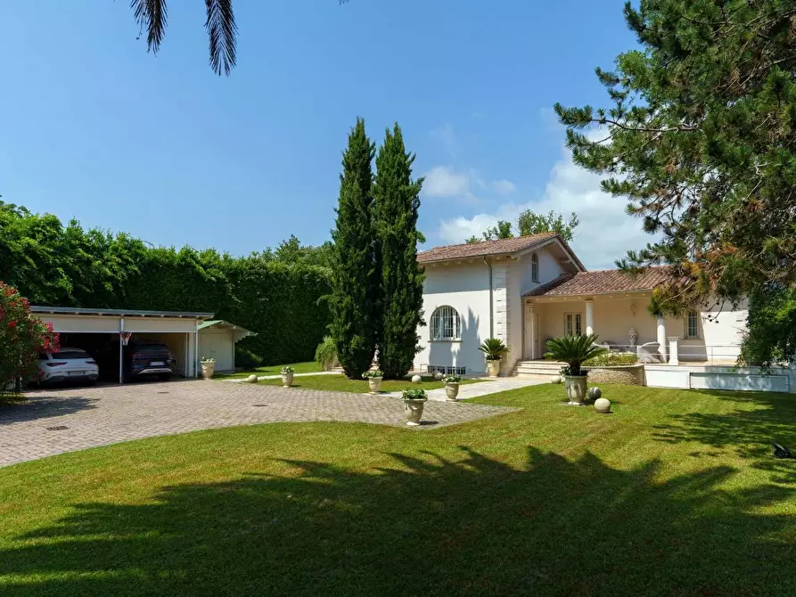 Immagine 16 di Villa in vendita  a Pietrasanta