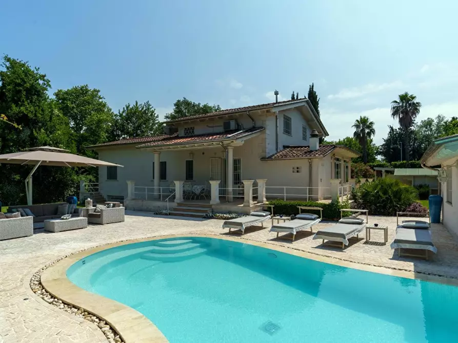 Immagine 1 di Villa in vendita  a Pietrasanta