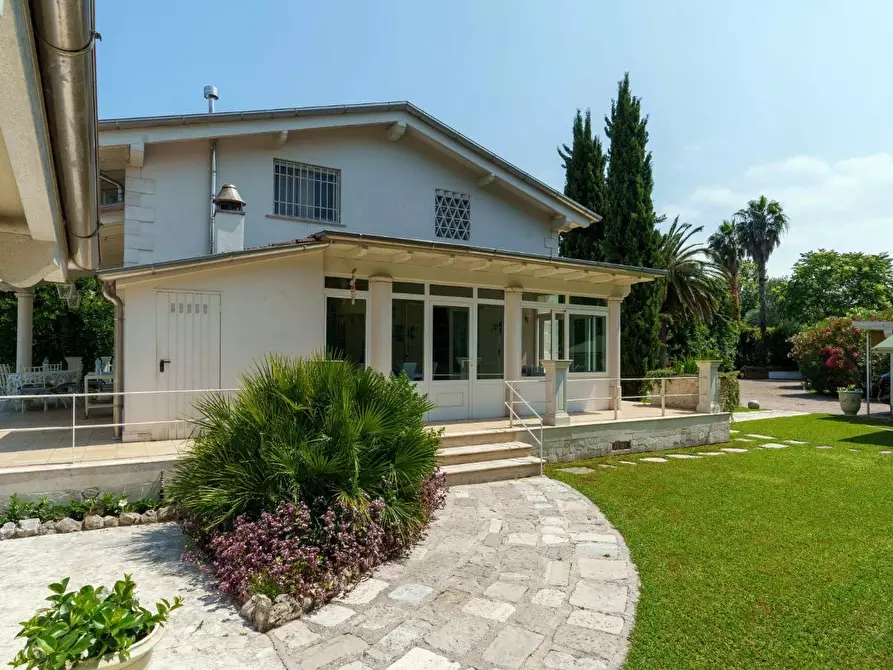 Immagine 3 di Villa in vendita  a Pietrasanta