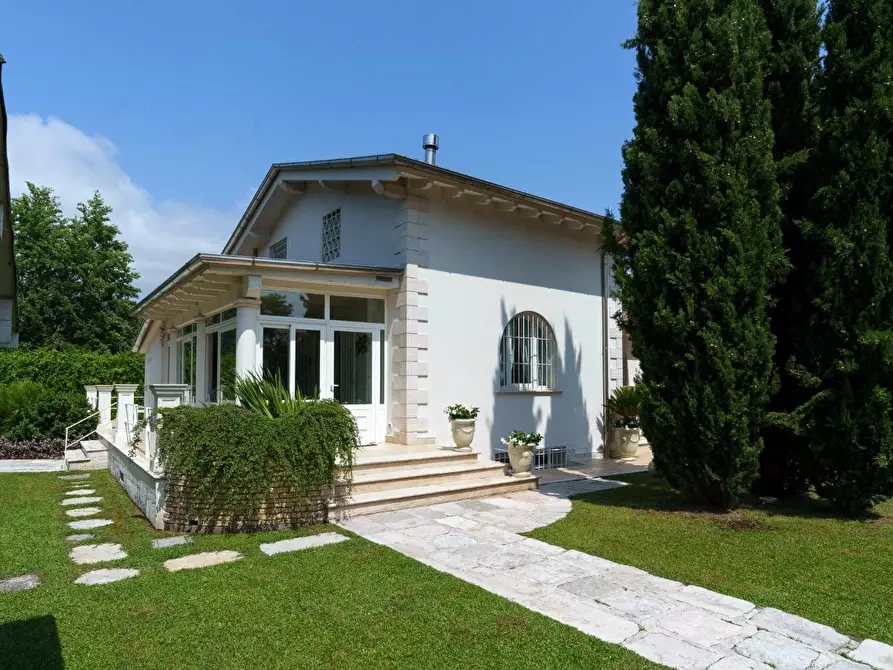 Immagine 5 di Villa in vendita  a Pietrasanta