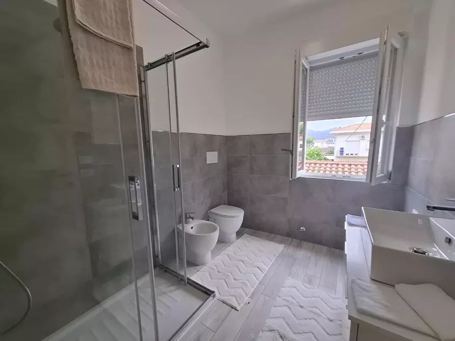 Immagine 10 di Appartamento in vendita  a Carrara