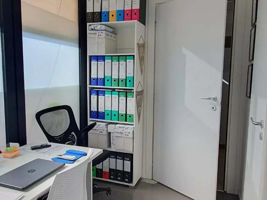 Immagine 11 di Locale commerciale in vendita  a Porcari