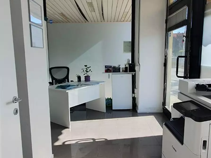 Immagine 8 di Locale commerciale in vendita  a Porcari