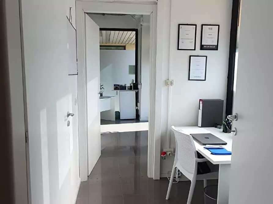 Immagine 13 di Locale commerciale in vendita  a Porcari