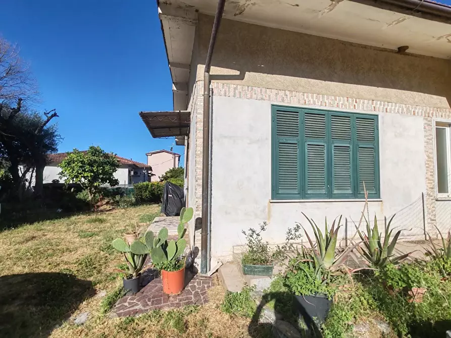 Immagine 3 di Porzione di casa in vendita  a Montignoso