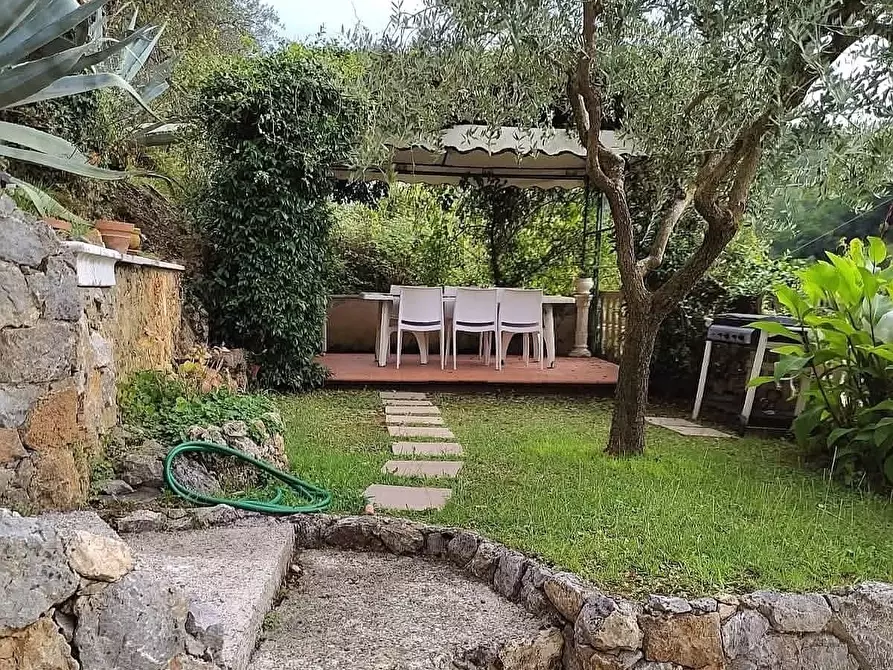 Immagine 11 di Villa in vendita  a Carrara