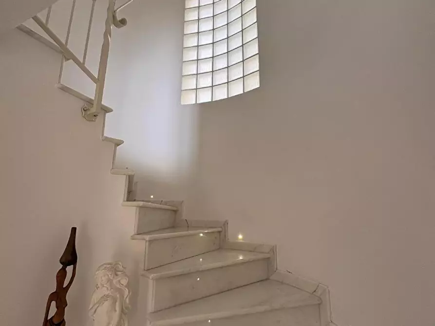 Immagine 43 di Villa in vendita  a Carrara