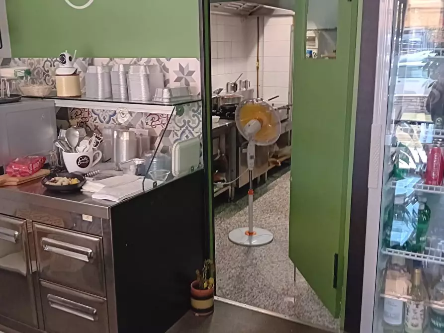 Immagine 3 di Negozio in vendita  a Massa