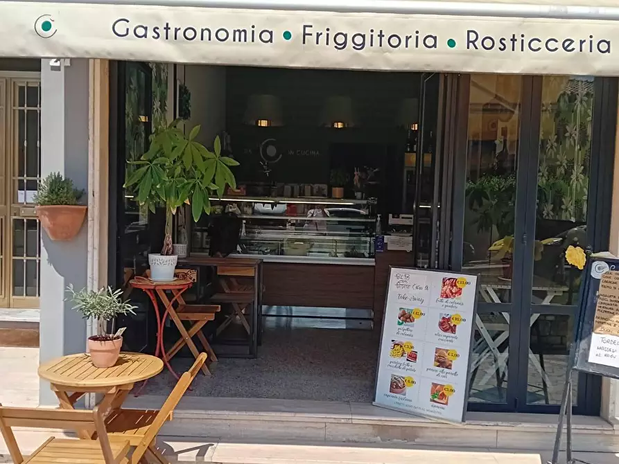 Immagine 1 di Negozio in vendita  a Massa