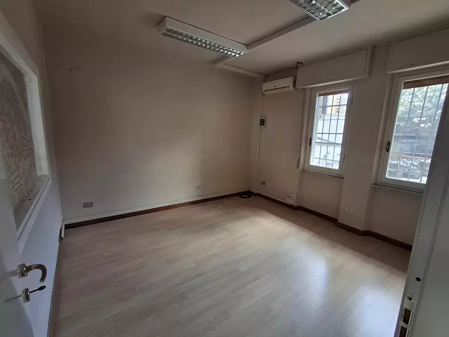 Immagine 7 di Locale commerciale in vendita  a Pisa