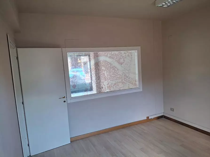 Immagine 9 di Locale commerciale in vendita  a Pisa