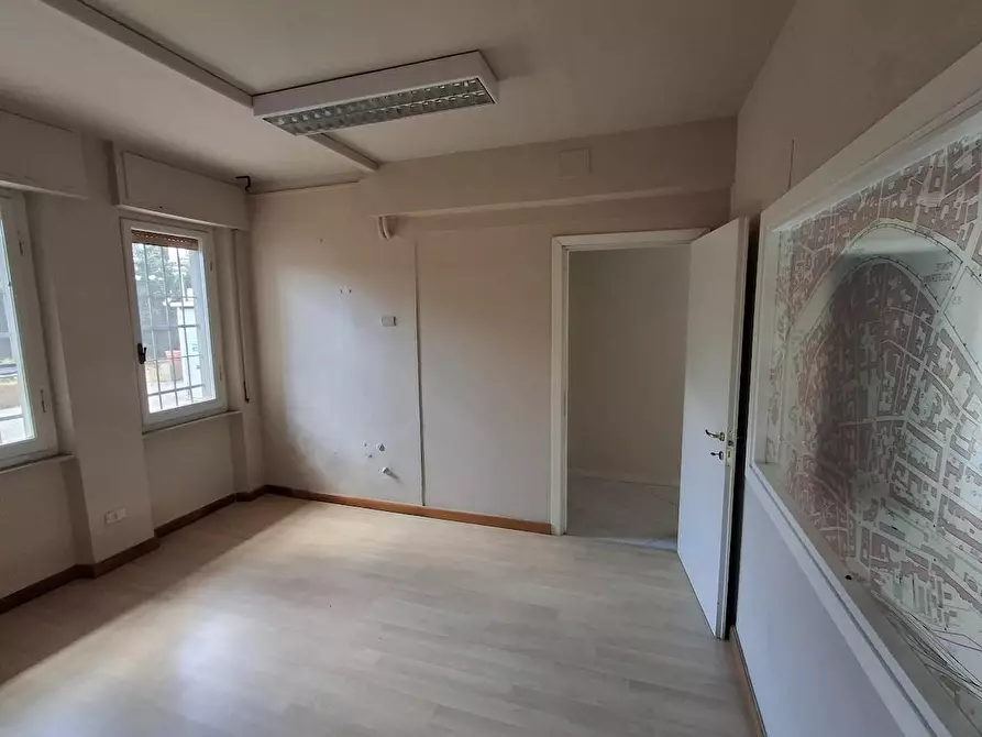 Immagine 10 di Locale commerciale in vendita  a Pisa