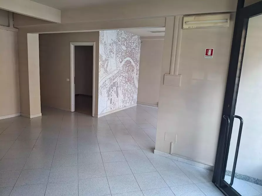 Immagine 5 di Locale commerciale in vendita  a Pisa