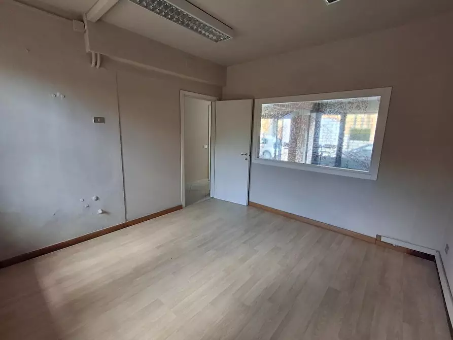 Immagine 8 di Locale commerciale in vendita  a Pisa