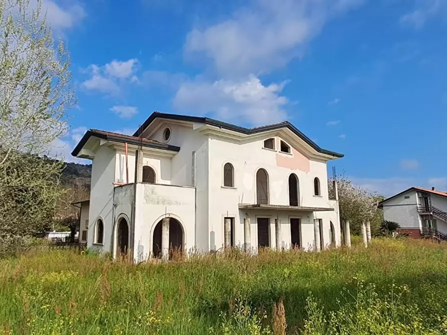 Immagine 3 di Villa in vendita  a Montignoso