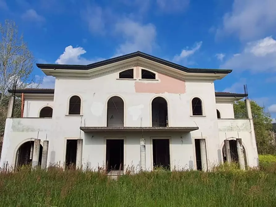 Immagine 1 di Villa in vendita  a Montignoso