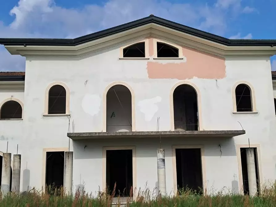 Immagine 5 di Villa in vendita  a Montignoso