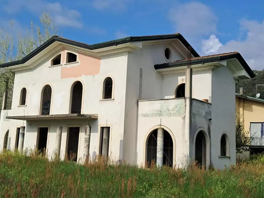 Immagine 10 di Villa in vendita  a Montignoso