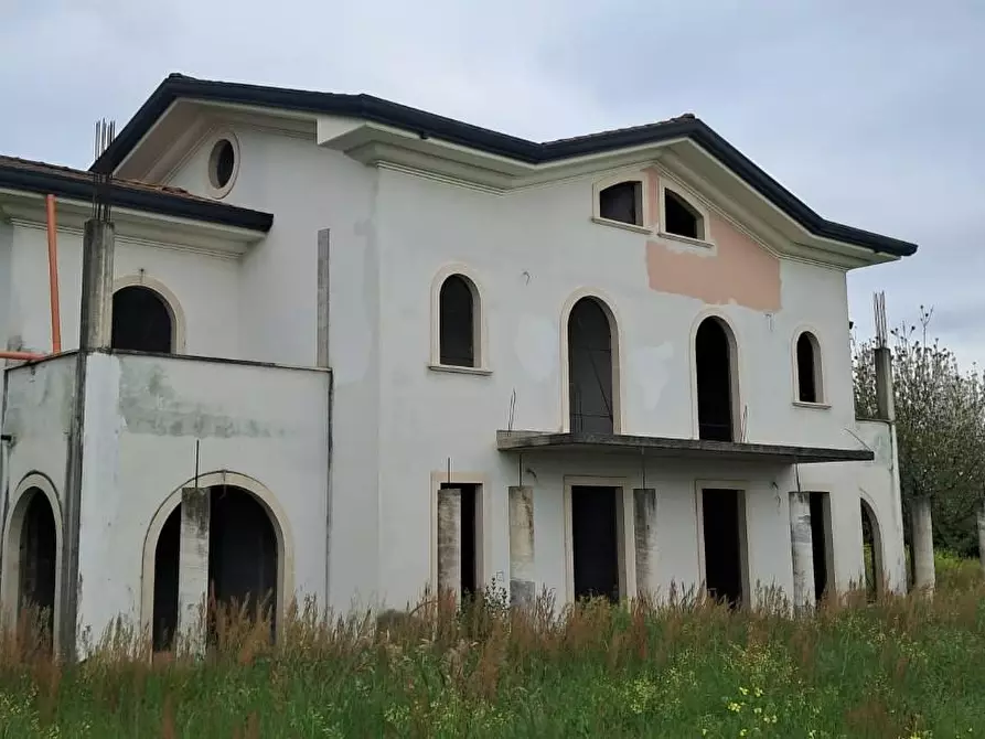 Immagine 2 di Villa in vendita  a Montignoso